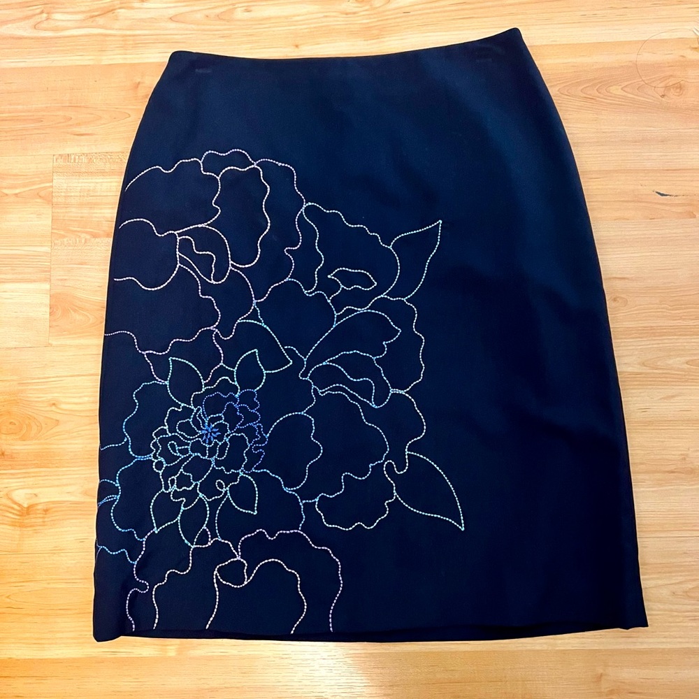 Ann Taylor LOFT embroidered skirt w line size 4